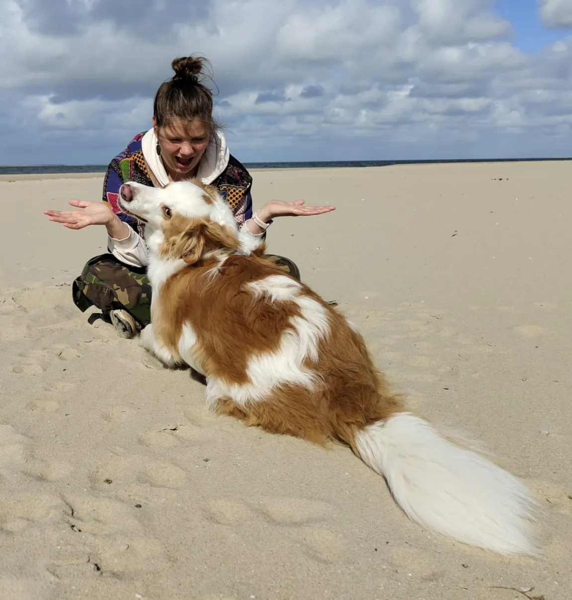 Maaike spelend met Gozer op het strand