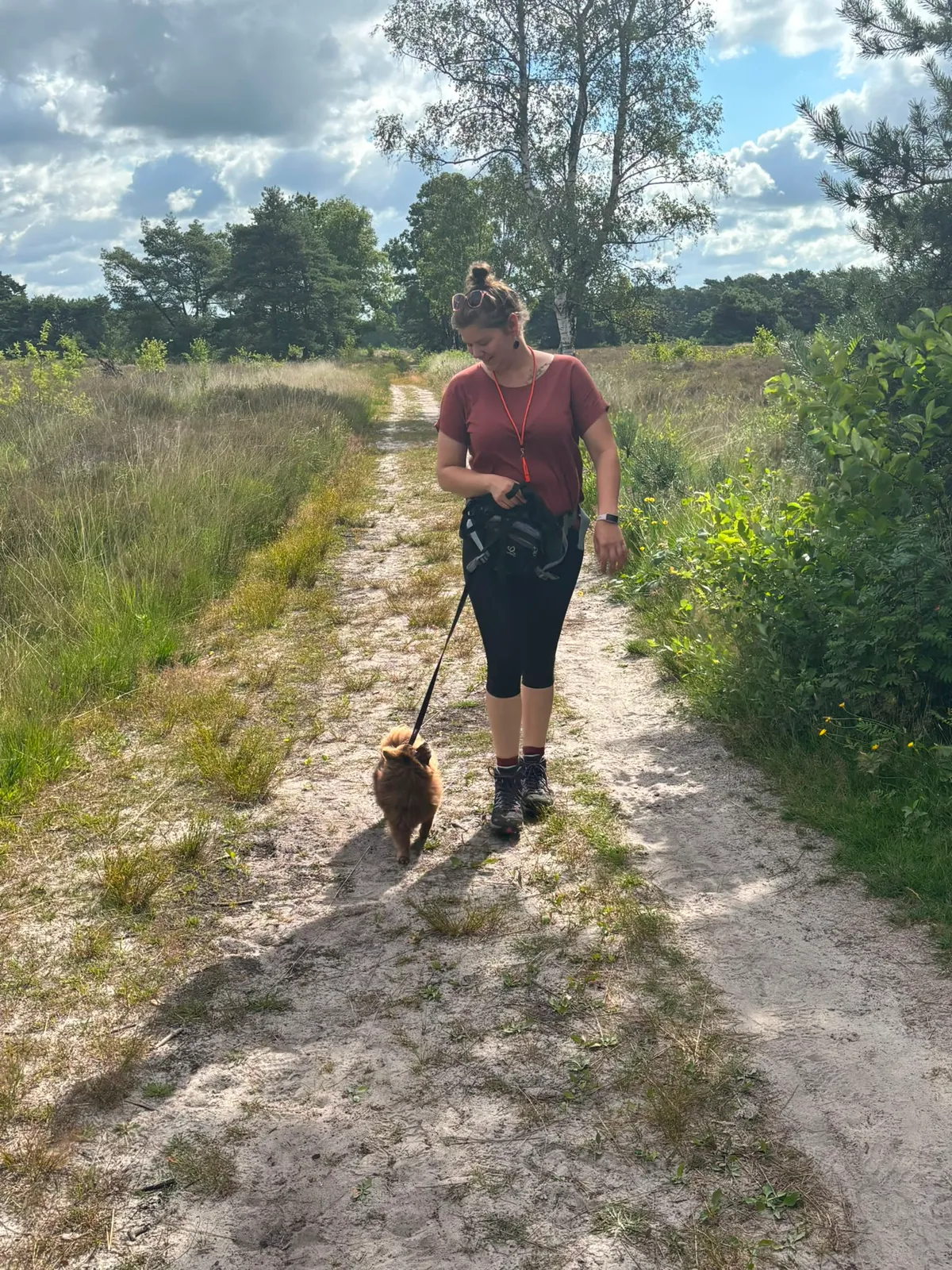 Maaike met honden op het veld